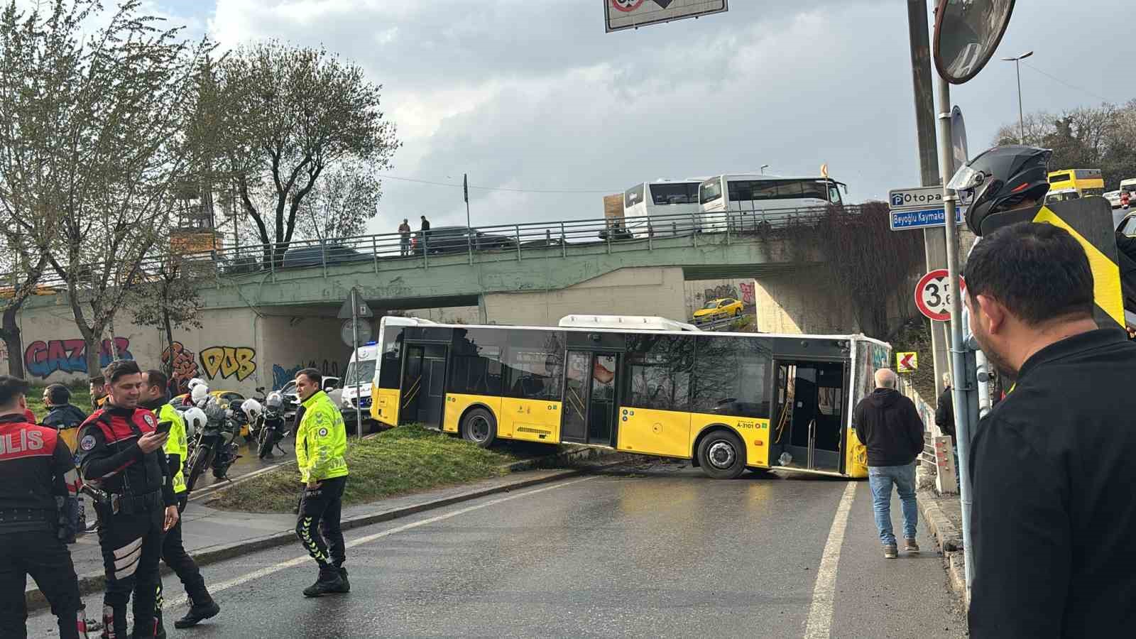 Beyoğlu’nda İETT otobüsü kaza yaptı, yol 2,5 saat kapalı kaldı
