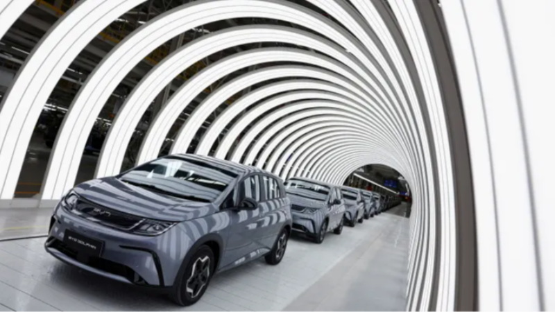 Çinli otomobil üreticisi BYD, yıllık 100 milyar doları aşan satışıyla Tesla’yı geride bıraktı