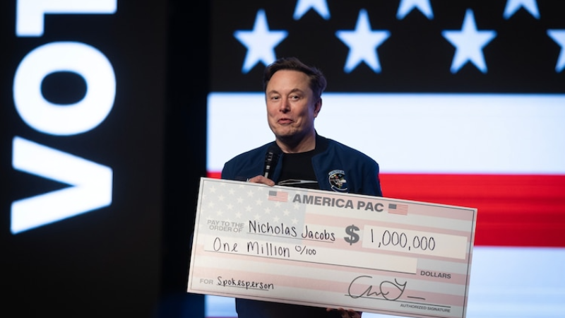 Musk, mahkemede hediyeleri engelleme çabalarının reddedilmesinin ardından 1 milyon dolarlık çekler dağıttı
