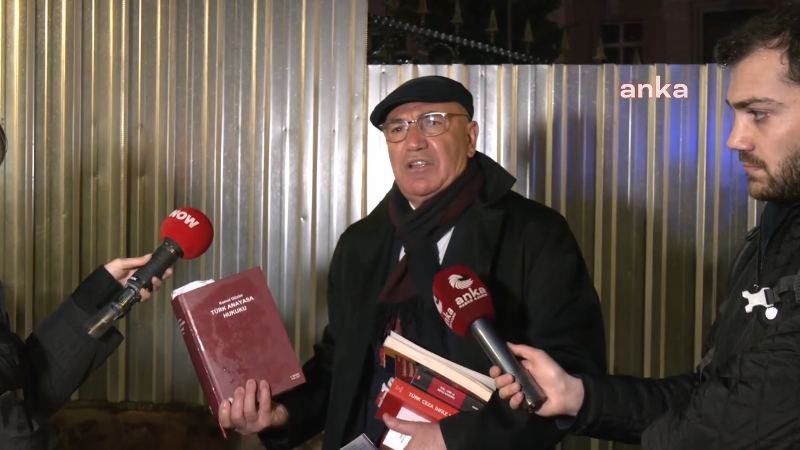 Mahmut Tanal nöbette: Tutuklu gençler için geceyi Bakanlık önünde geçirdi
