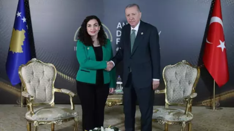 Cumhurbaşkanı Erdoğan'dan Kosovalı mevkidaşına tatlı sert fırça: Bir öğreniyorsun, bir unutuyorsun